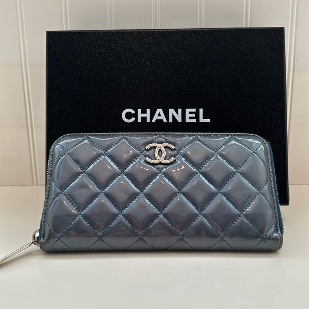 CHANEL Interlocking CC Logo Continental Wallet